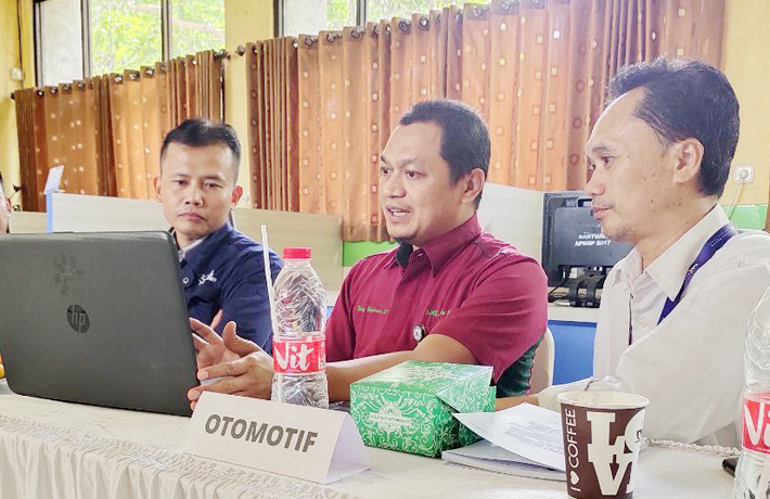 Workshop Penyelarasan Kurikulum dan Bahan Ajar Bersama Industri